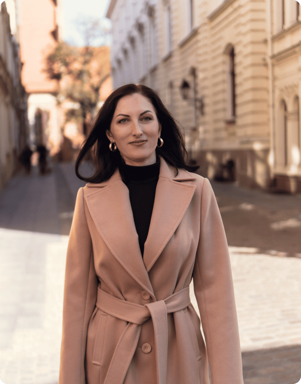 Klasyczny płaszcz, pół-dopasowany do sylwetki, średniej objętości, na podszewce.